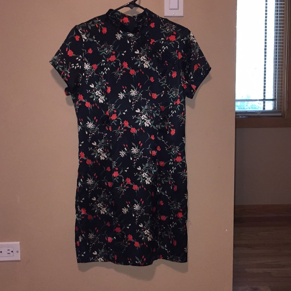 Asian inspired satiny sheath/mini dress. ❤️
